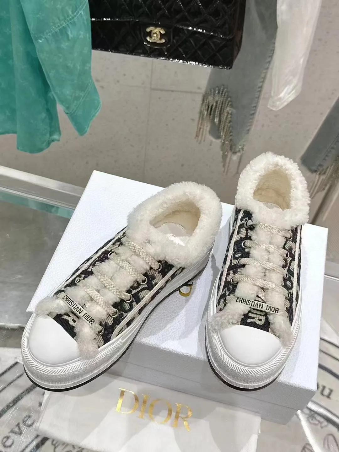 👟👟Ex-factory price 640👟👟——Dior Dior embroidered thick-soled wool casual shoes, fur shoes 𝐃𝐈𝐎𝐑 𝐖𝐚𝐥𝐤'𝐧 Dior presbyopic embroidered wool thick-soled canvas shoes, casual sports shoes, this Walk'n'Dior Thick-soled sneakers are a stylish piece that elevate the collection. Oblique printed cotton embroidered upper with comfortable platform sole, tongue and Christian Dior Paris signature laces. Can add fashionable temperament to all kinds of casual looks. Original custom-made imported Oblique printed embroidery fabric. Imported soft sheepskin lining. Original exclusive open-molded TPU material outsole. Bottom thickness 4.5CM. Size: Women's 35-41 (custom-made 41 is non-refundable)